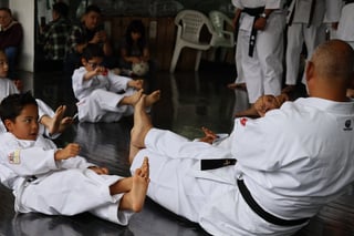 Instructor enseñando a niños en clase