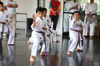 Estudiantes practicando karate en clase