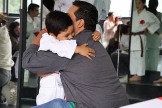 Hombre abrazando a niño en evento