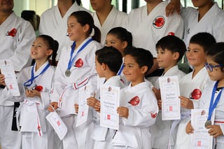 Jóvenes karatecas con medallas y certificados