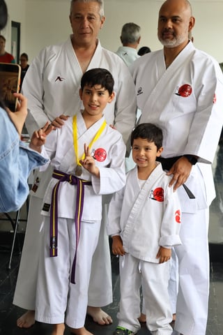 Instructores con estudiantes y medals