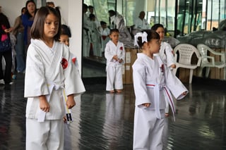 Niños con cinturones rojos en clase de karate