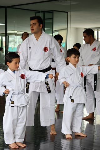 Instructor en dojo moderno con paredes de vidrio