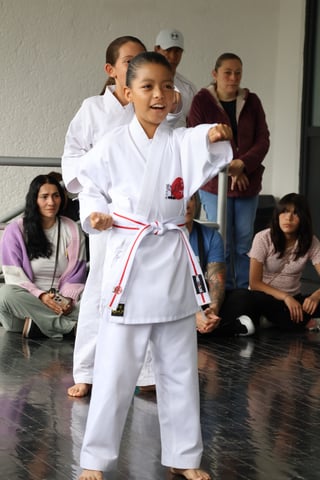 Joven karateca demostrando técnica para audiencia