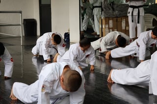 Estudiantes estirando en el tatami