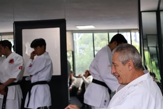 Instructor y estudiantes practicando en estudio