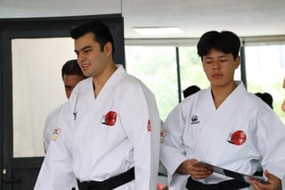 Estudiantes de artes marciales con emblemas rojos