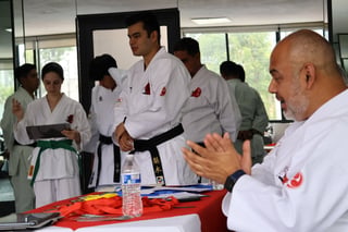 Instructores de karate demostrando en clase